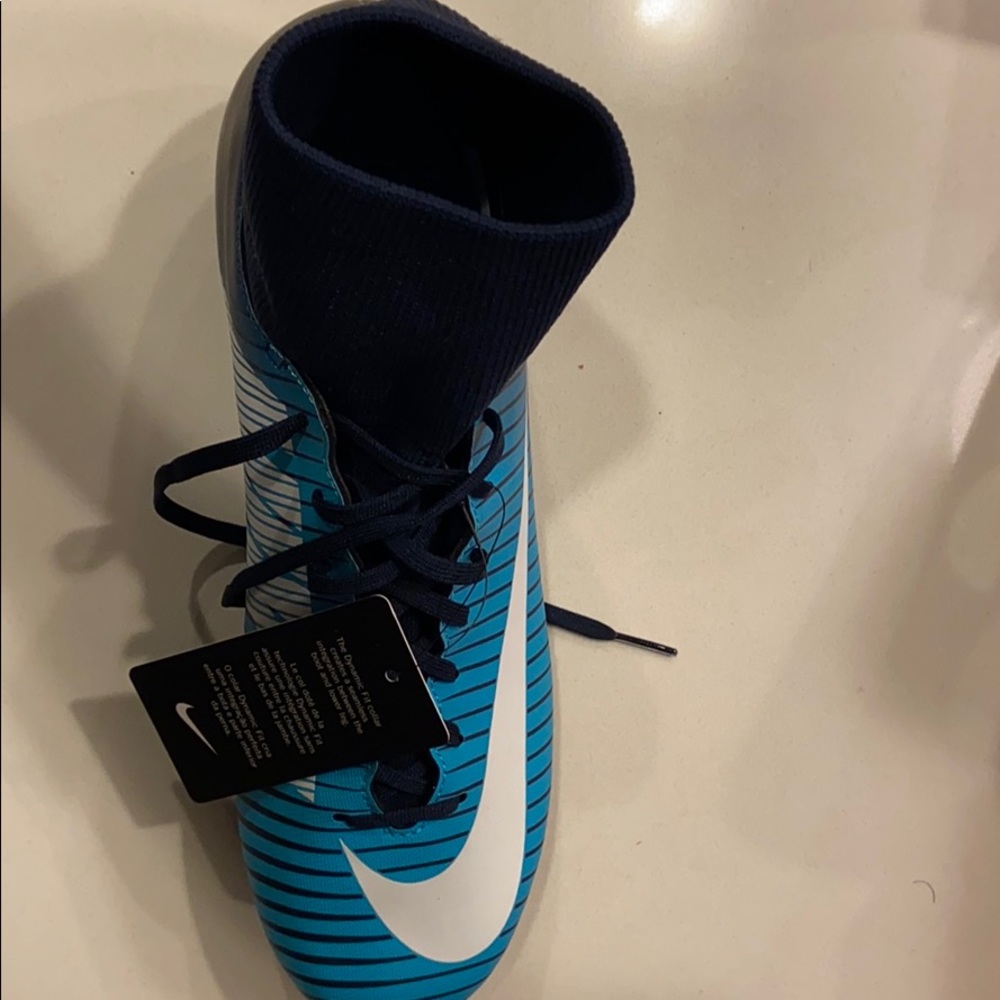 Nike soccer cleats (Mercurial Victory VI DF FG)